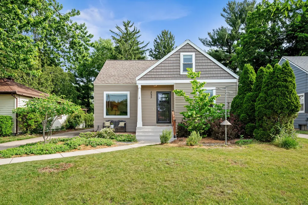 2053 Seventh Street NW Grand Rapids City MI 49504