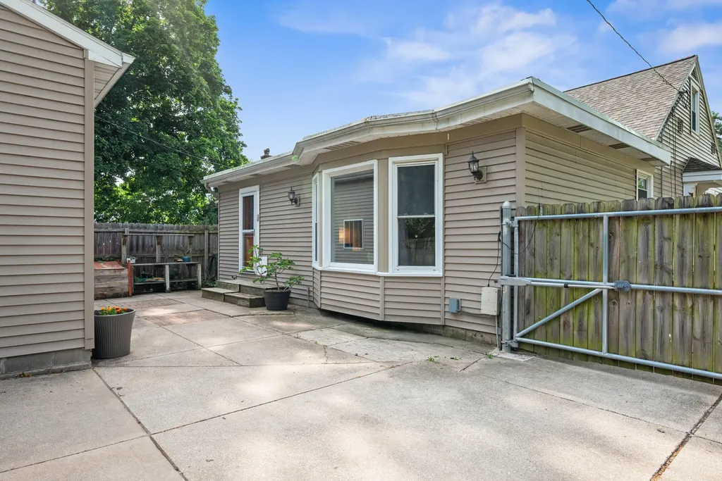 2053 Seventh Street NW Grand Rapids City MI 49504