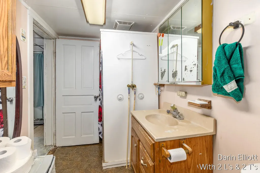 925 E Isham Street Unknown City MI 48851