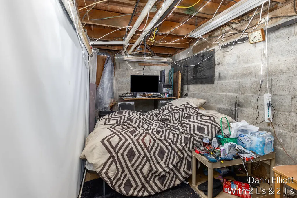 925 E Isham Street Unknown City MI 48851