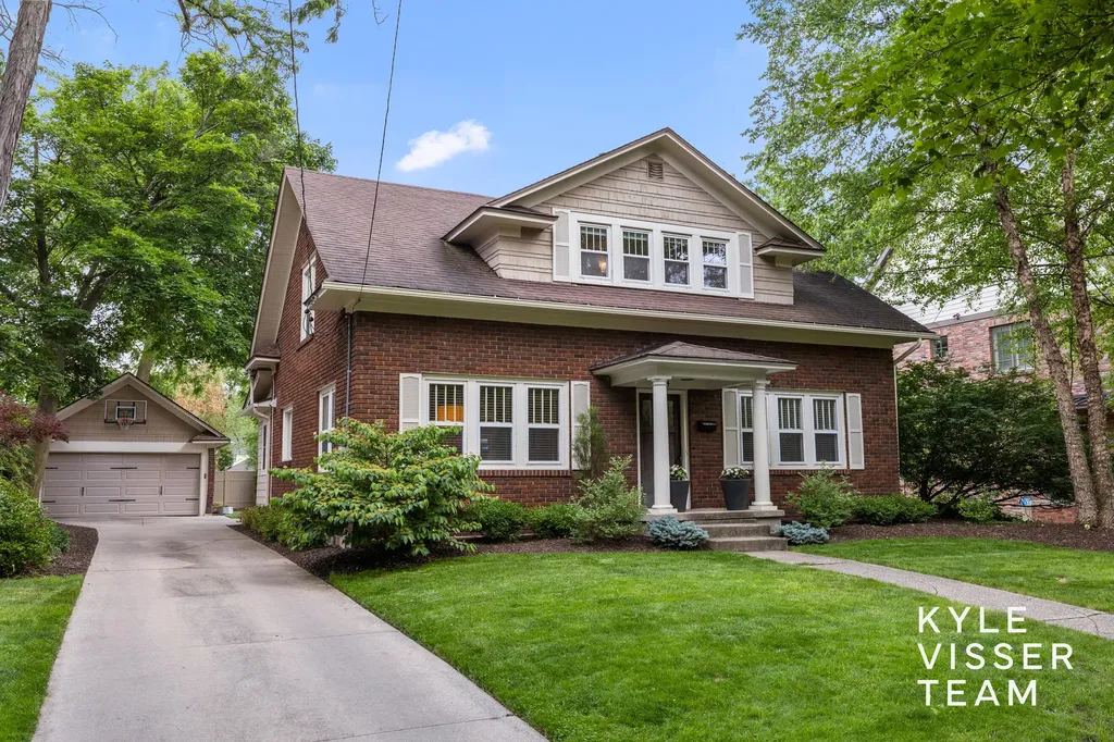 964 Pinecrest Avenue SE East Grand Rapids City MI 49506