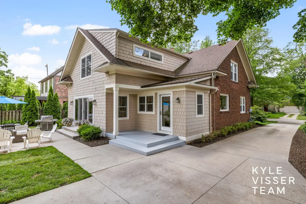 964 Pinecrest Avenue SE East Grand Rapids City MI 49506