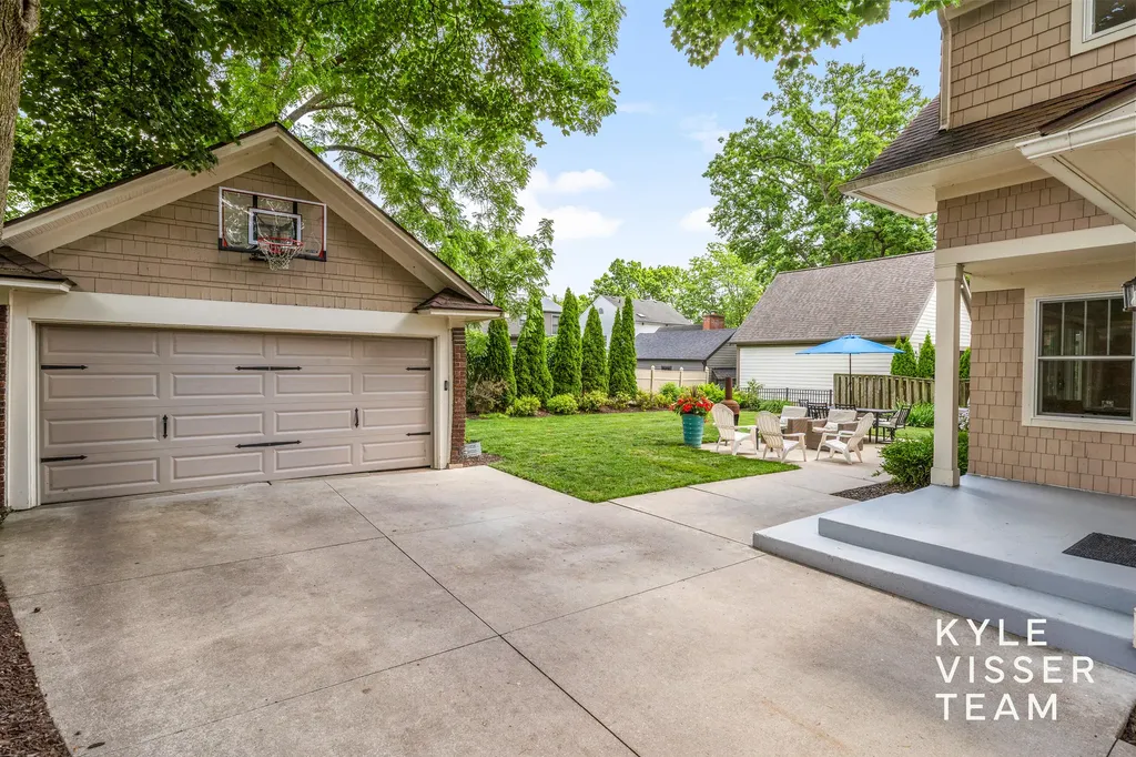 964 Pinecrest Avenue SE East Grand Rapids City MI 49506