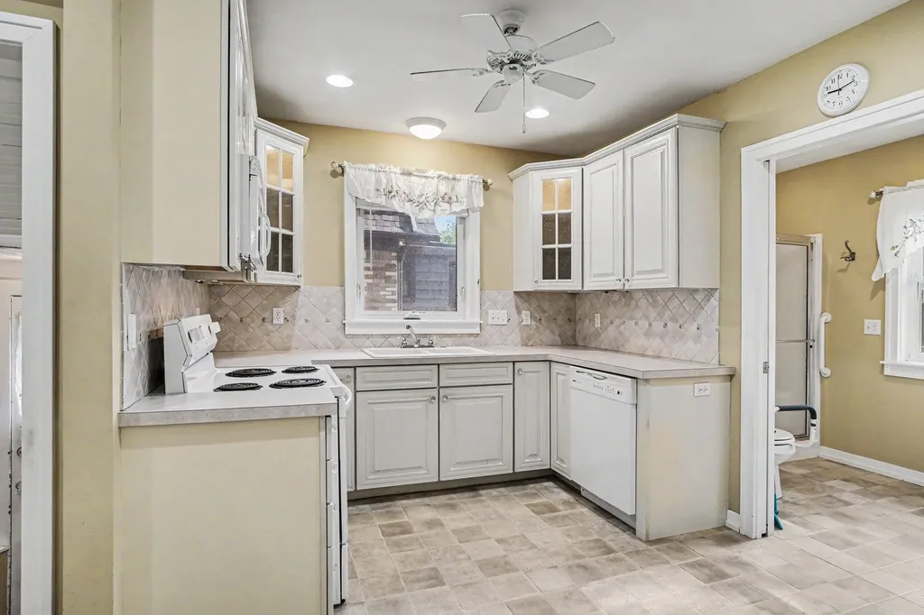 52 Baynton Avenue NE Grand Rapids City MI 49503