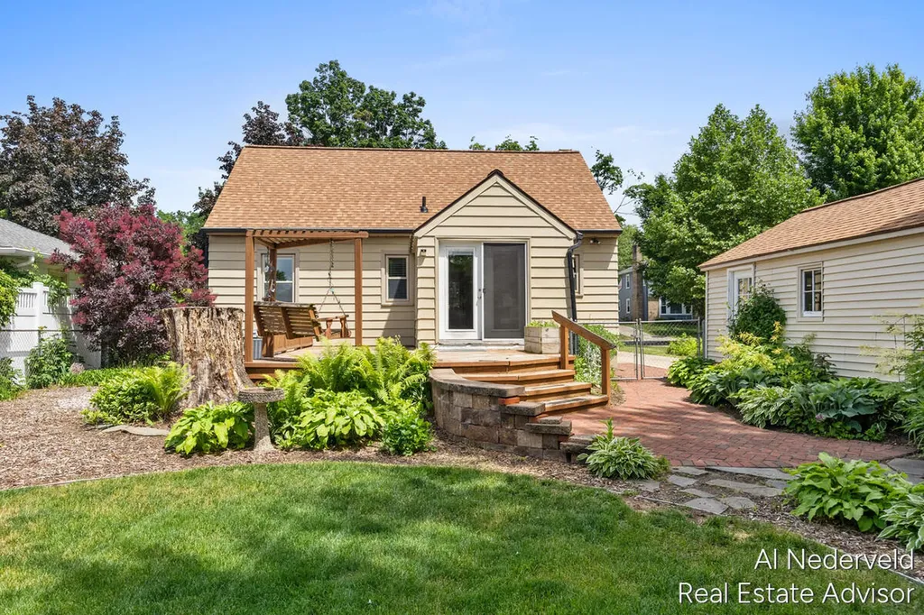 303 Wallinwood Avenue NE Grand Rapids City MI 49503