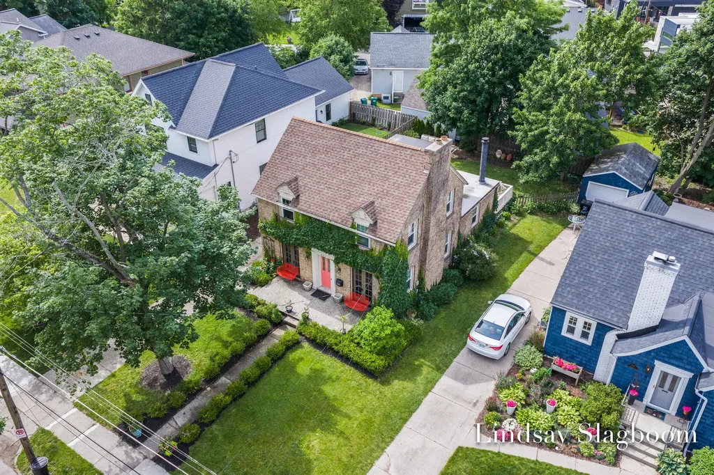 843 Orchard Avenue SE East Grand Rapids City MI 49506