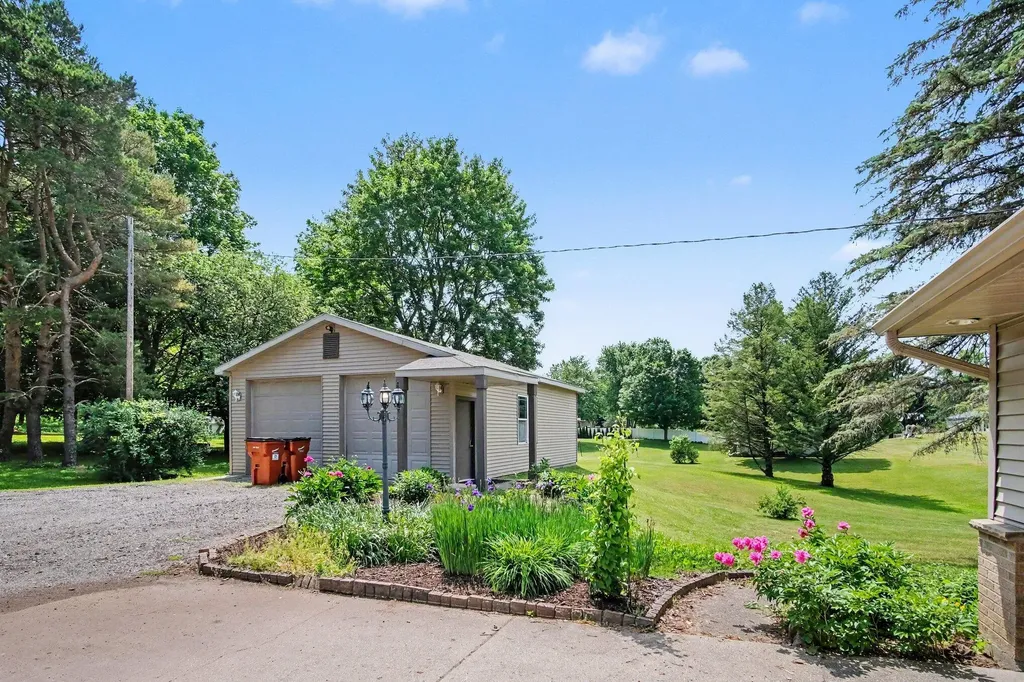 9941 Courtland Drive NE Courtland Township MI 49341
