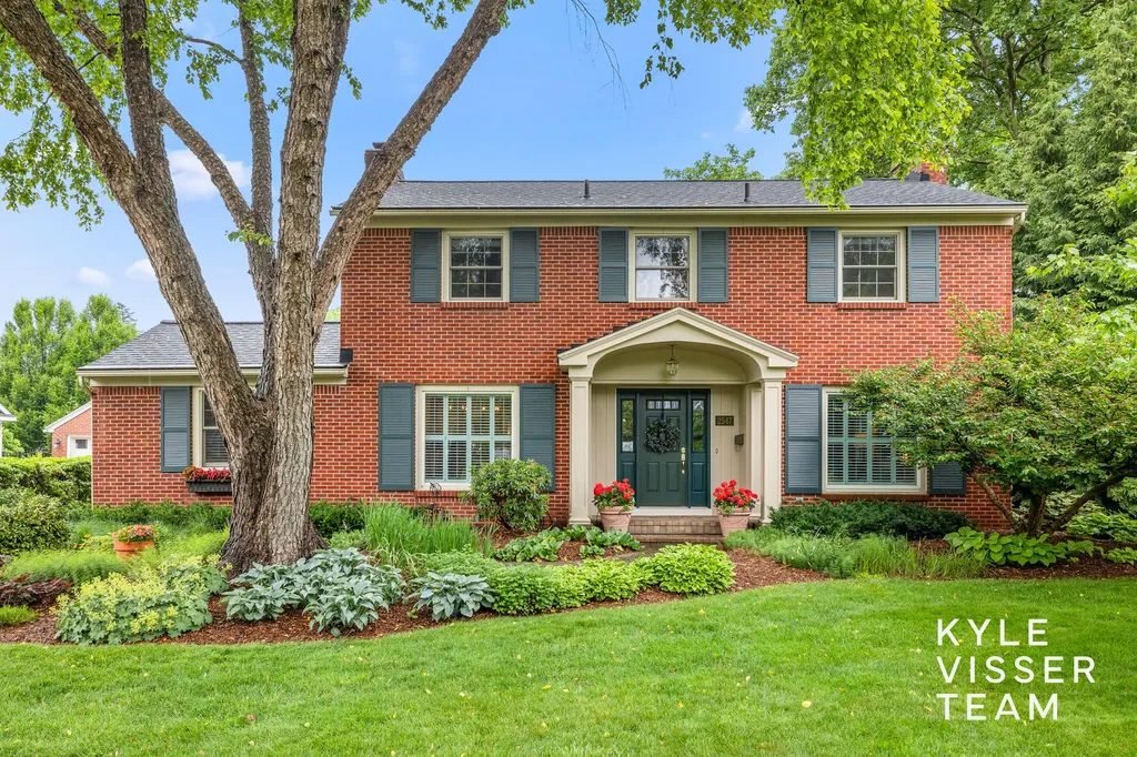 2547 Maplewood Drive SE East Grand Rapids City MI 49506