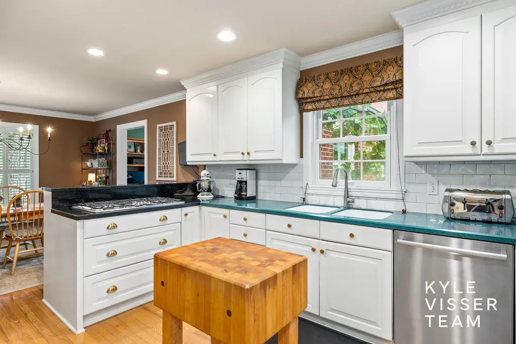 2547 Maplewood Drive SE East Grand Rapids City MI 49506