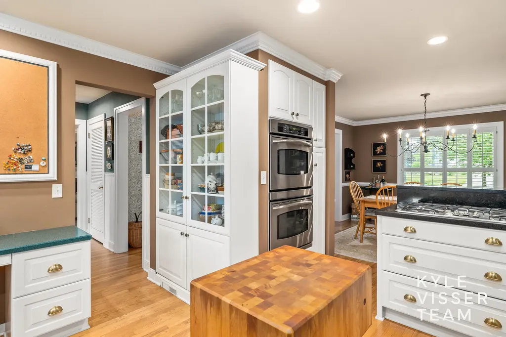 2547 Maplewood Drive SE East Grand Rapids City MI 49506