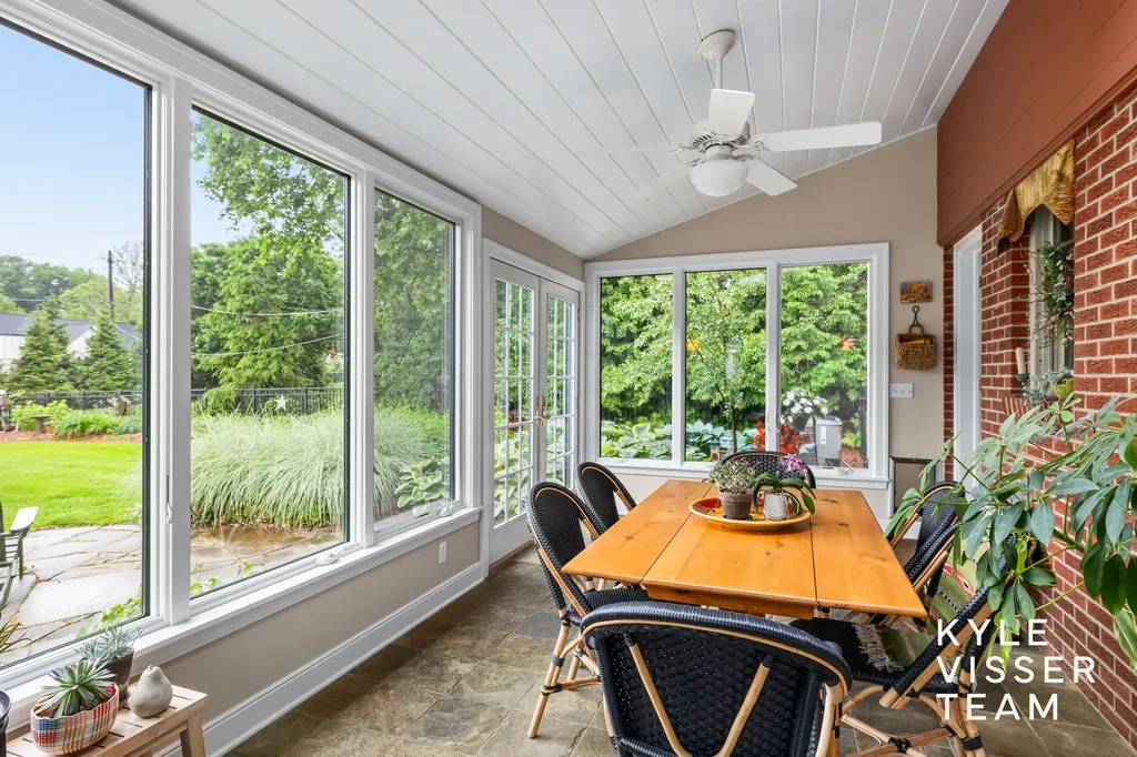 2547 Maplewood Drive SE East Grand Rapids City MI 49506