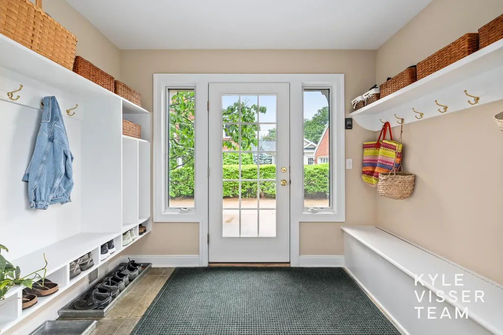 2547 Maplewood Drive SE East Grand Rapids City MI 49506
