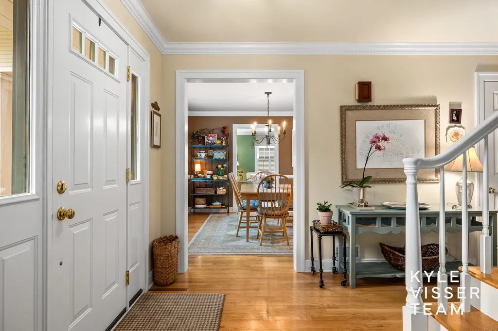 2547 Maplewood Drive SE East Grand Rapids City MI 49506