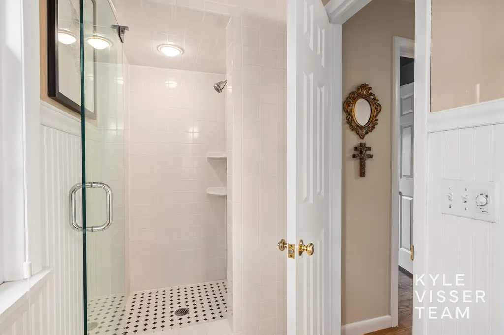 2547 Maplewood Drive SE East Grand Rapids City MI 49506