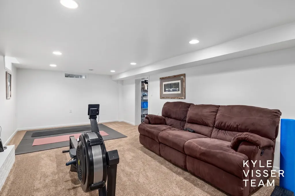 2547 Maplewood Drive SE East Grand Rapids City MI 49506
