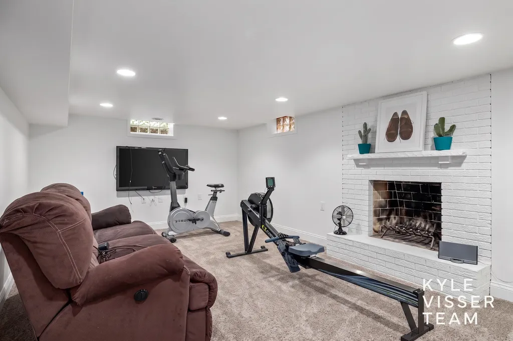 2547 Maplewood Drive SE East Grand Rapids City MI 49506