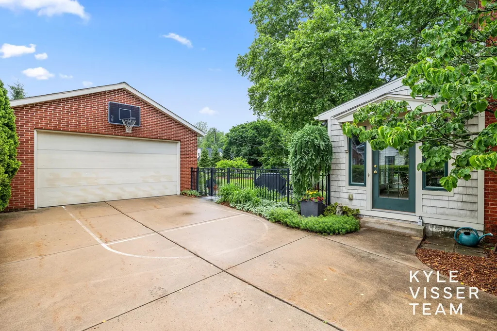 2547 Maplewood Drive SE East Grand Rapids City MI 49506