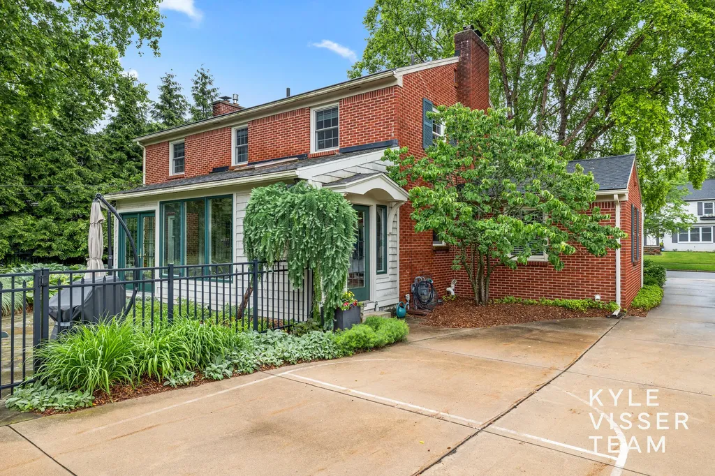 2547 Maplewood Drive SE East Grand Rapids City MI 49506
