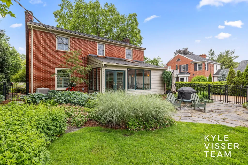2547 Maplewood Drive SE East Grand Rapids City MI 49506