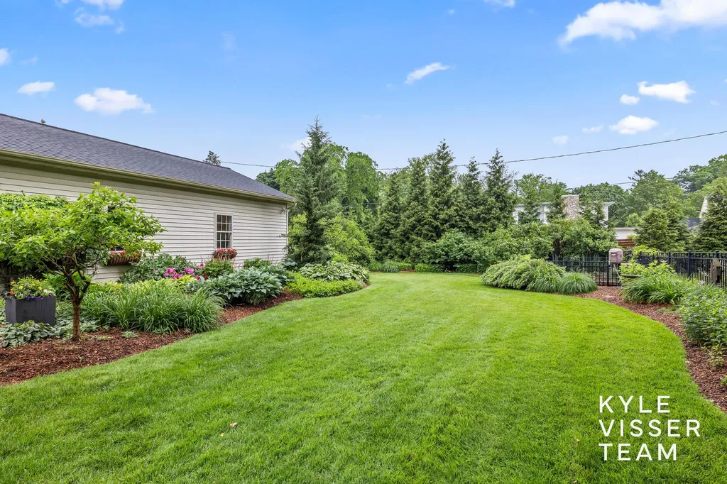 2547 Maplewood Drive SE East Grand Rapids City MI 49506
