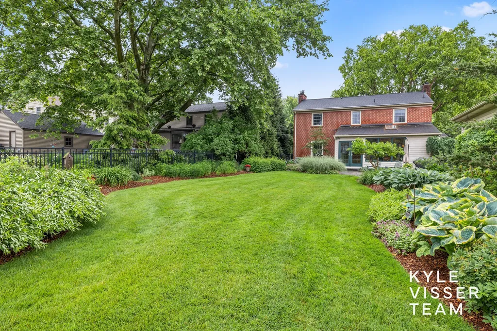 2547 Maplewood Drive SE East Grand Rapids City MI 49506