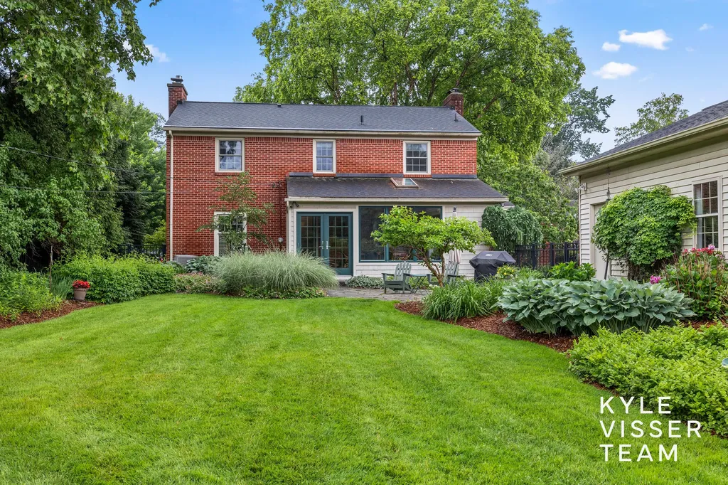 2547 Maplewood Drive SE East Grand Rapids City MI 49506