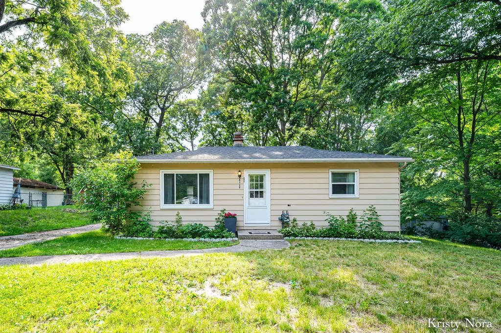 4329 Laura Street NW Alpine Township MI 49321