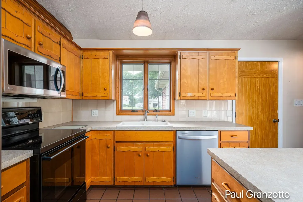 2483 Russit Drive NE Grand Rapids Charter Township MI 49525