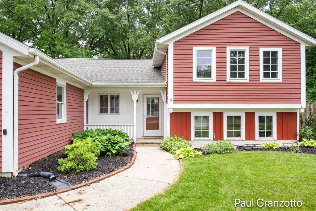 2483 Russit Drive NE Grand Rapids Charter Township MI 49525