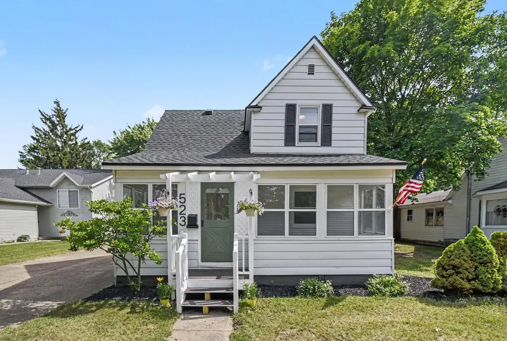 523 W Maple Street Wayland Township MI 49348