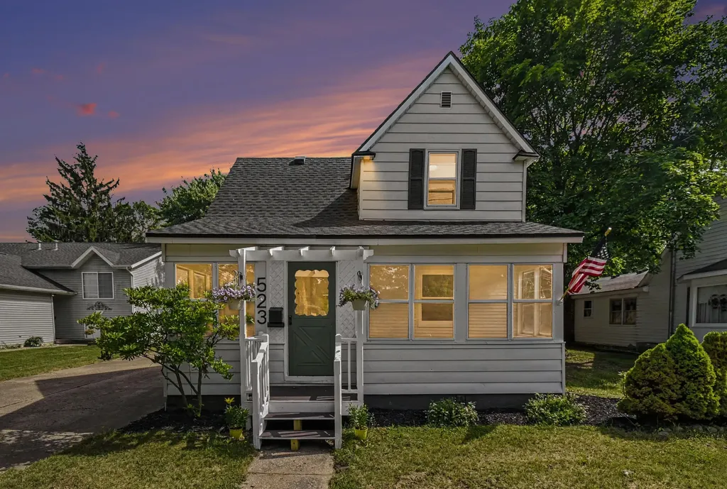 523 W Maple Street Wayland Township MI 49348