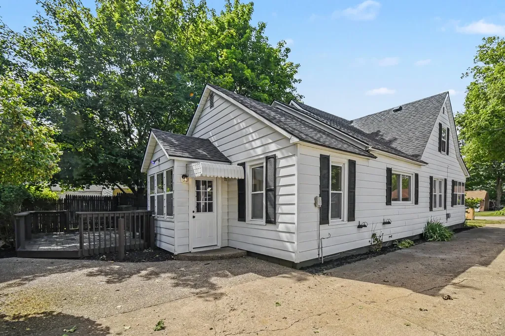 523 W Maple Street Wayland Township MI 49348