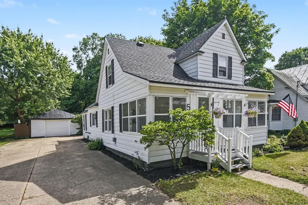 523 W Maple Street Wayland Township MI 49348