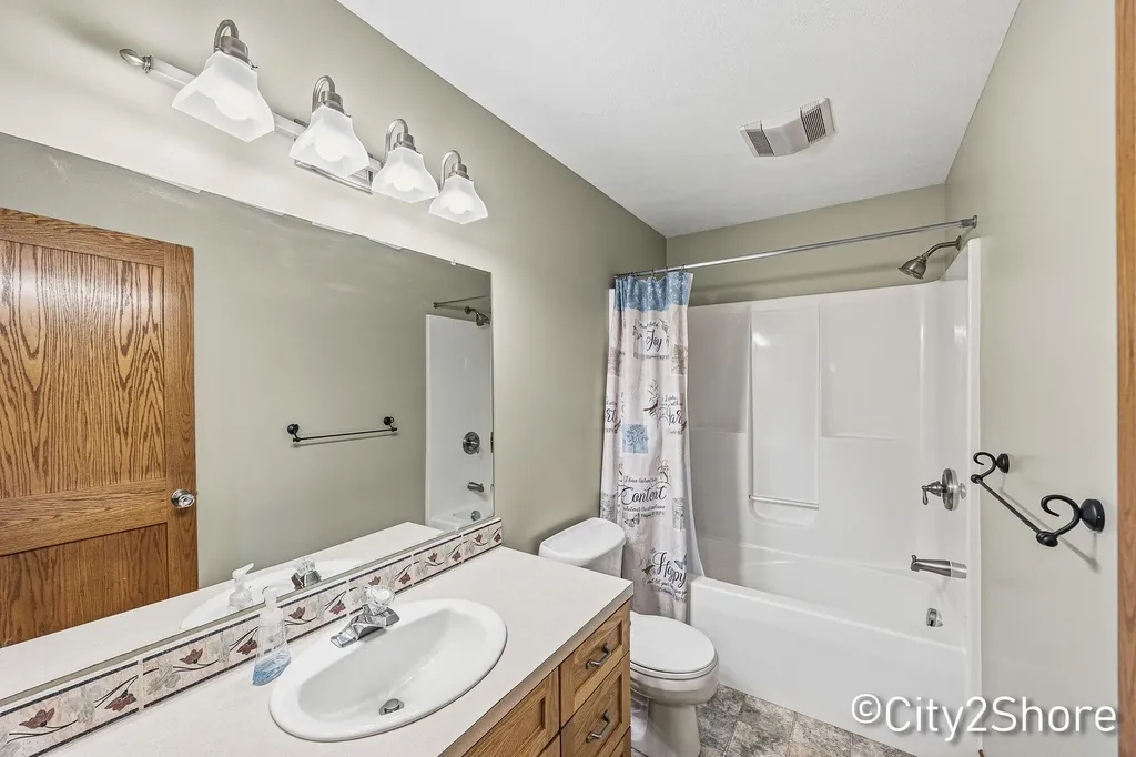604 28th Avenue Jamestown Charter Township MI 49426
