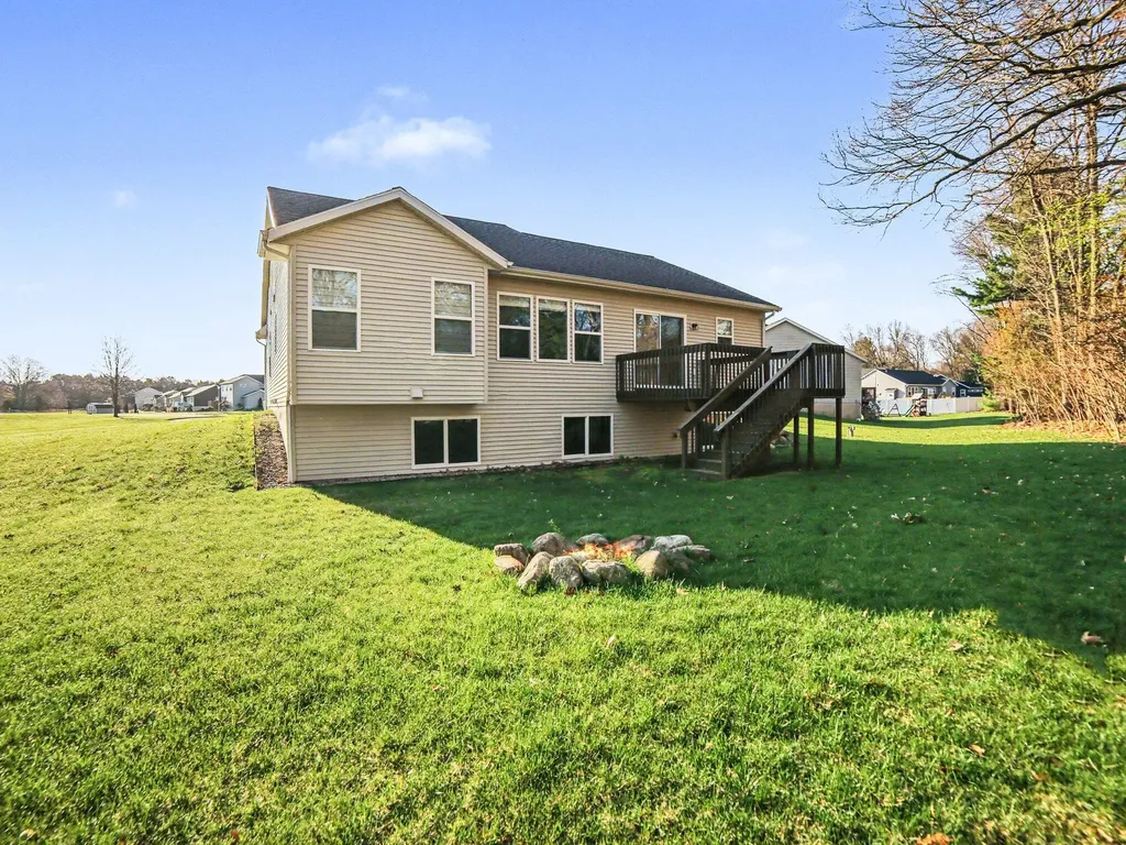 2041 Juniper Circle Muskegon Charter Township MI 49445