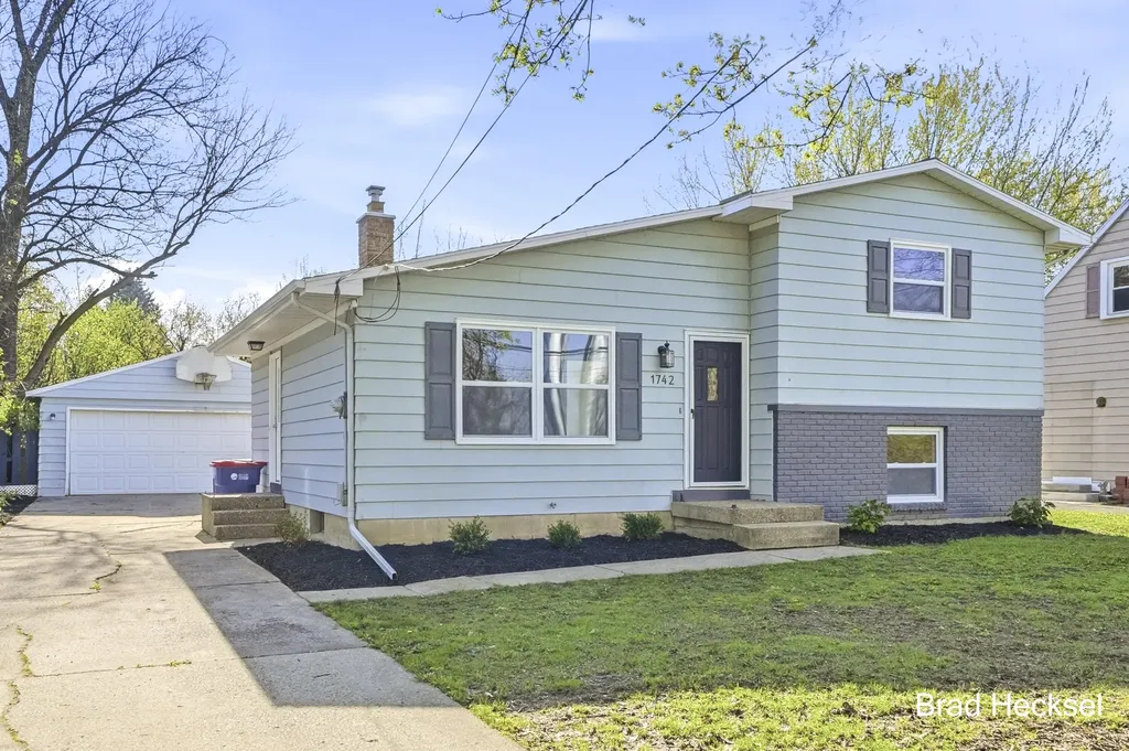 1742 Woodlawn Avenue SE Grand Rapids City MI 49506
