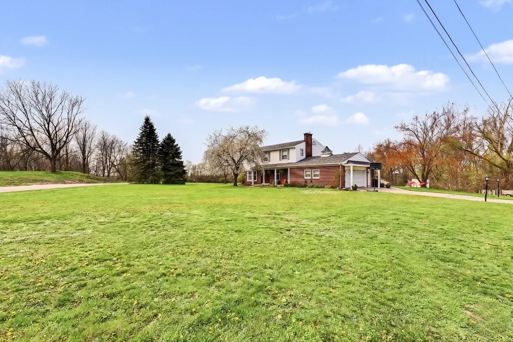 319 Greenridge Drive NW Walker City MI 49544