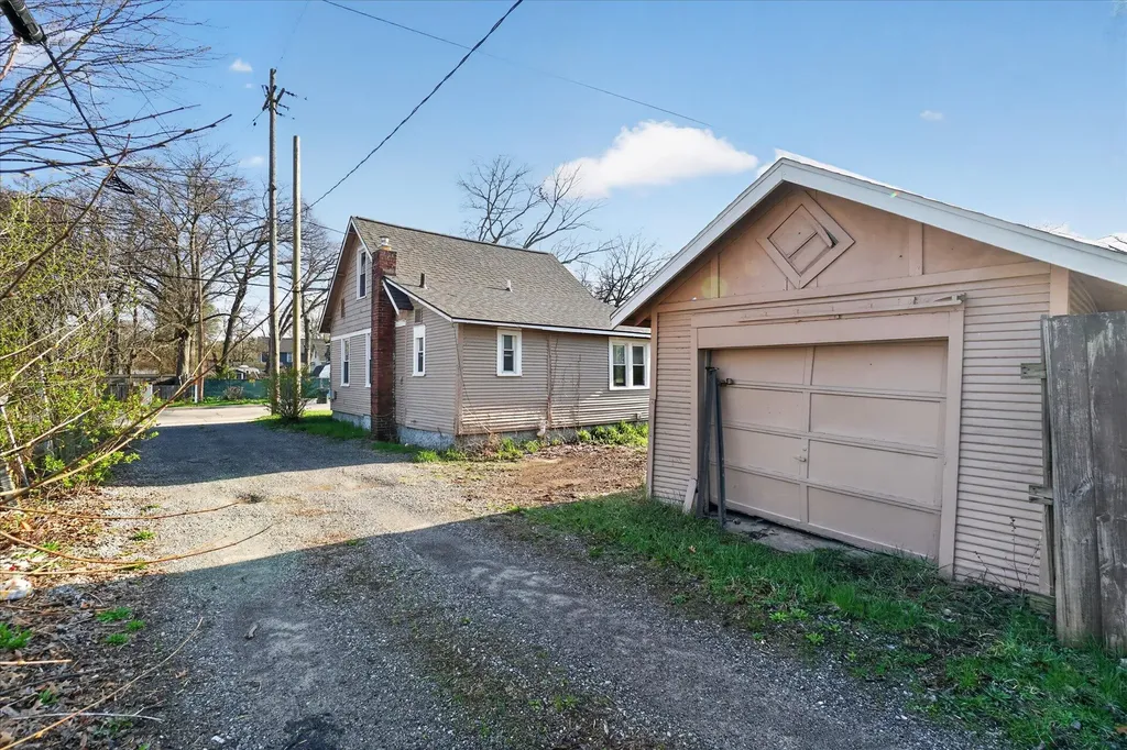 379 E Dale Avenue Muskegon City MI 49442