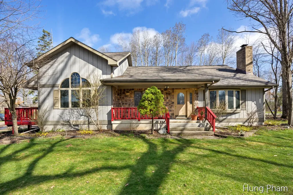 7724 W Lake Drive Morton Township MI 49346