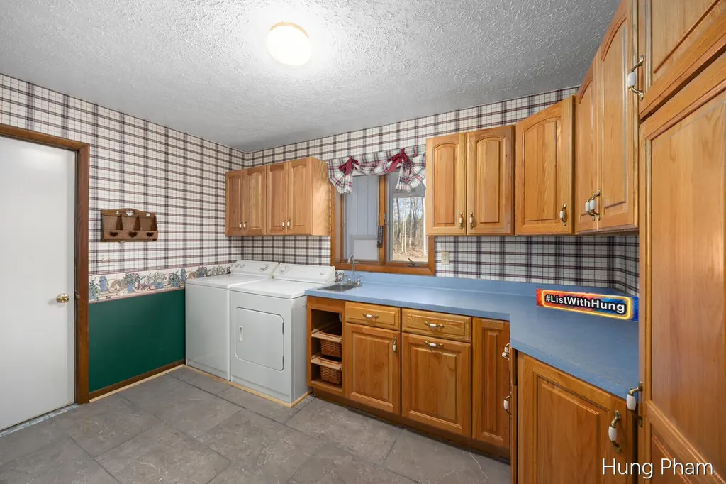7724 W Lake Drive Morton Township MI 49346