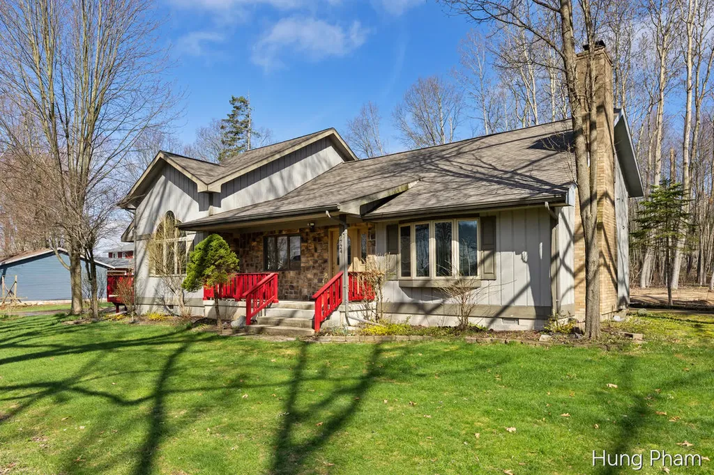 7724 W Lake Drive Morton Township MI 49346