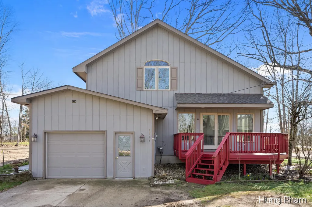 7724 W Lake Drive Morton Township MI 49346