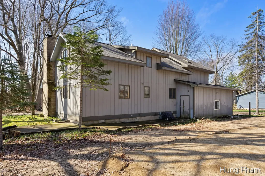 7724 W Lake Drive Morton Township MI 49346