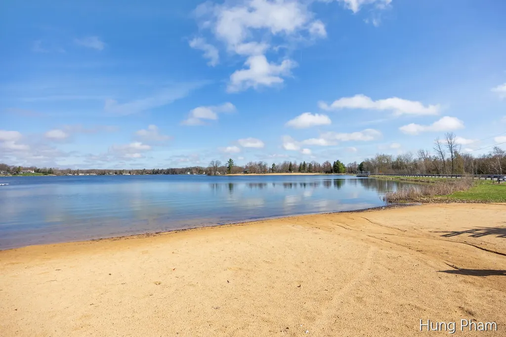 7724 W Lake Drive Morton Township MI 49346