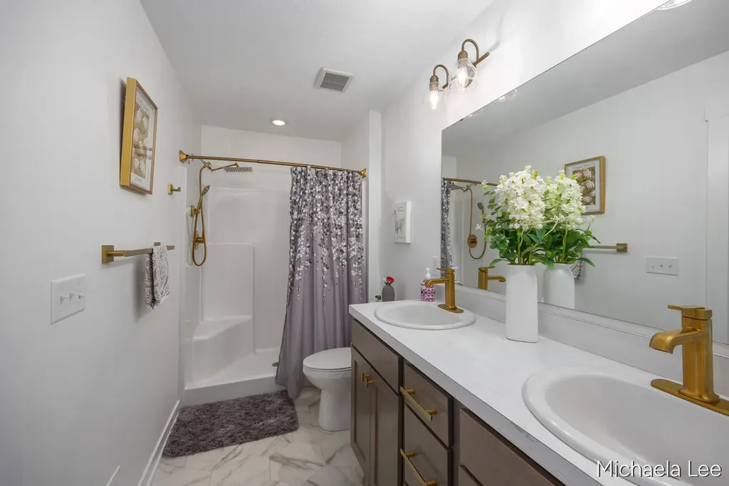 1548 N Village Circle Oshtemo Charter Township MI 49009