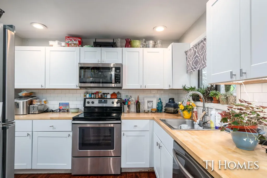 2561-2563 Burton Street SE Grand Rapids City MI 49546