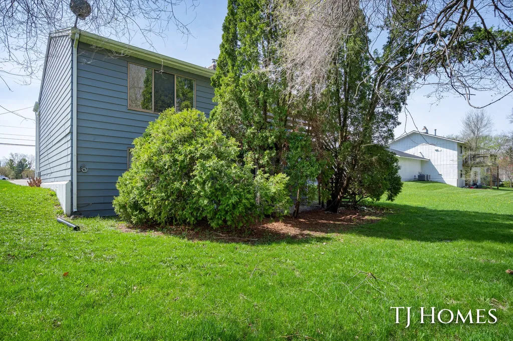 2561-2563 Burton Street SE Grand Rapids City MI 49546