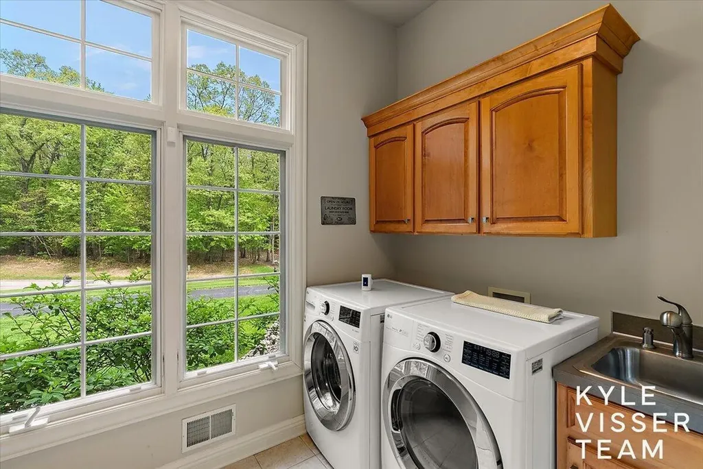 4608 Old Grand River Trail NE Grand Rapids Charter Township MI 49301