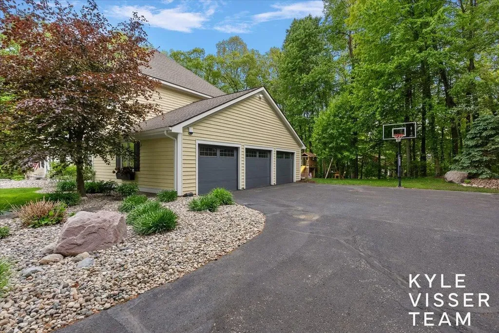 4608 Old Grand River Trail NE Grand Rapids Charter Township MI 49301