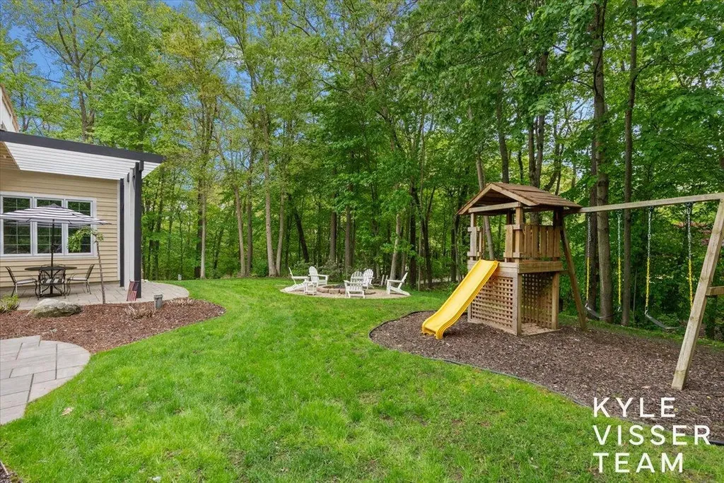 4608 Old Grand River Trail NE Grand Rapids Charter Township MI 49301
